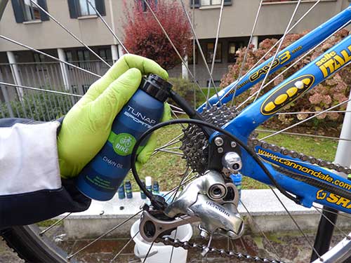 applicazione olio sulla catena